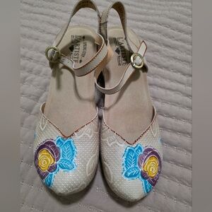 NWOT L'ARTISTE Spring Step Lizzie-Rose Sandal in Beige, Size 40